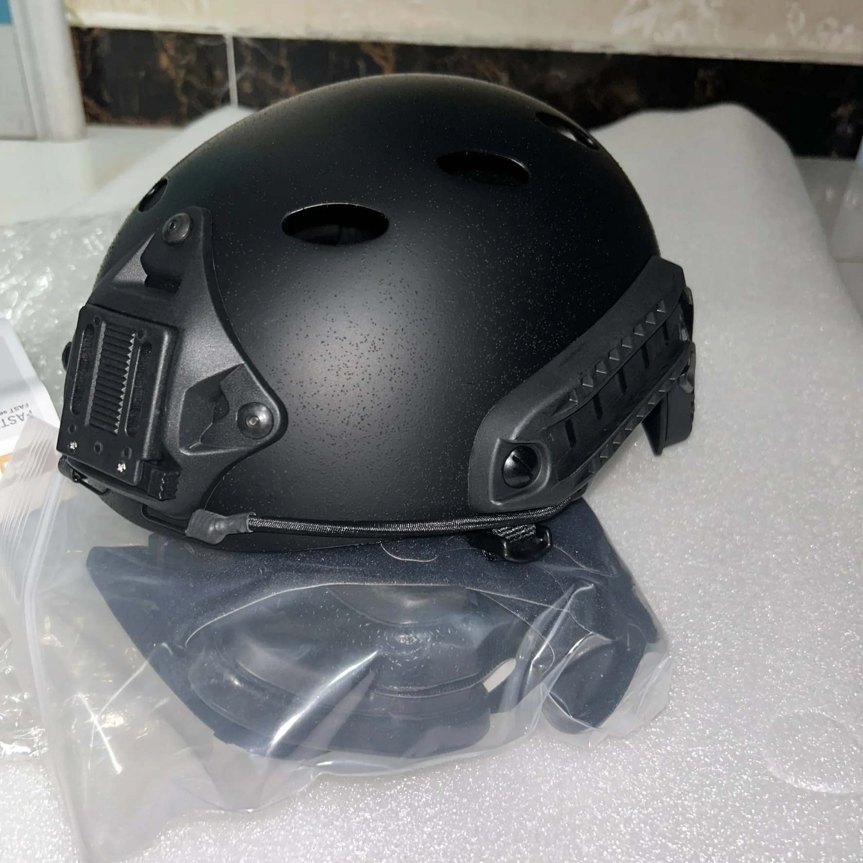 Casco FMA de fibra de carbono FAST serie PJ estilo táctico ligero ventilado para Airsoft y exterior ajustable (M/L)