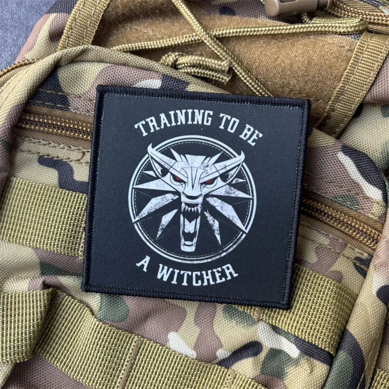 Parche militar "TRAINING TO BE A WITCHER", brazalete con estampado, gancho, bucle, insignia de moral táctica, parches, ropa, mochila - imagen 2