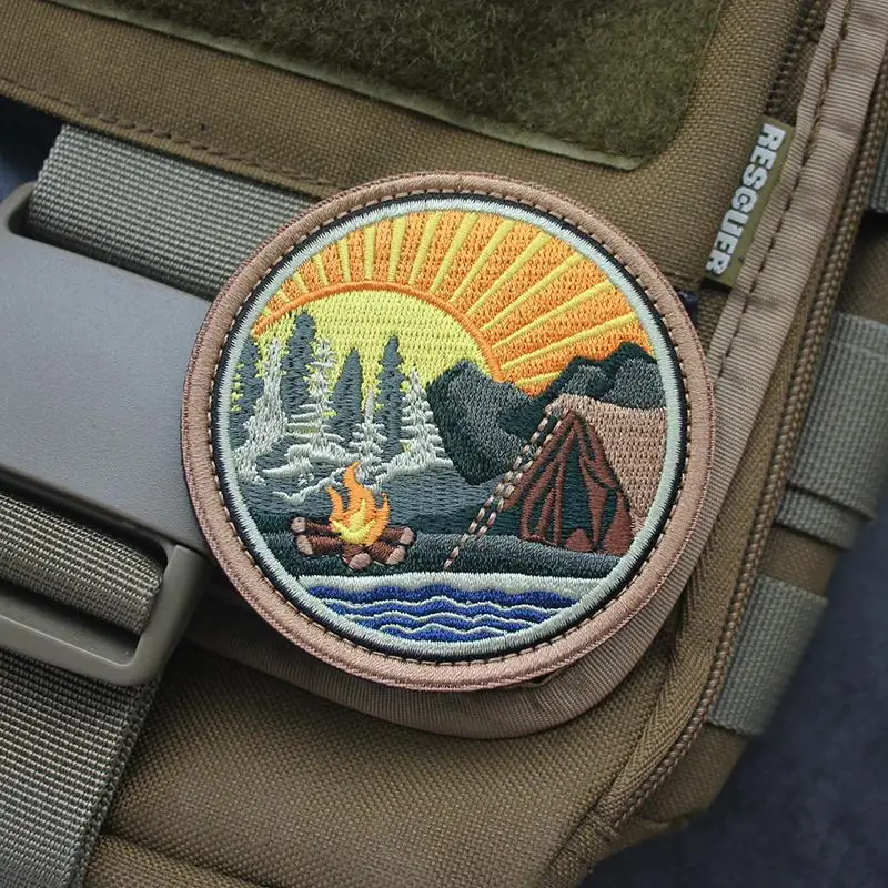 Nueva bolsa al aire libre, accesorios, insignia, terreno 365, montaña, lago, campamento, brazalete de paisaje bordado, parche de gancho para campamento en el desierto - imagen 5
