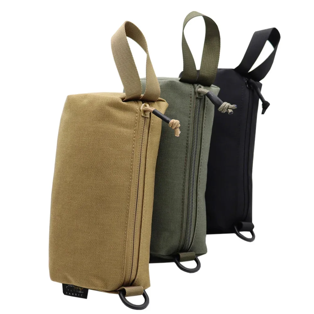 Tres bolsas de diferentes colores colgan en un gancho