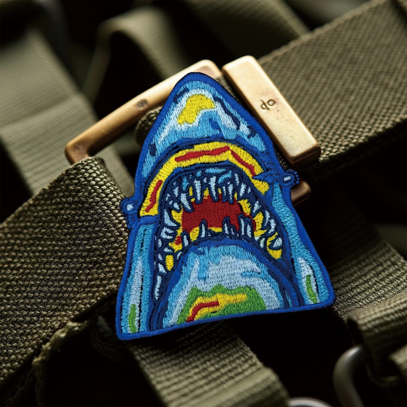 Parche de Velcros bordado de tiburón colorido, insignia divertida con cierre de gancho y bucle para mochila táctica Molle, chaqueta y gorras - imagen 4