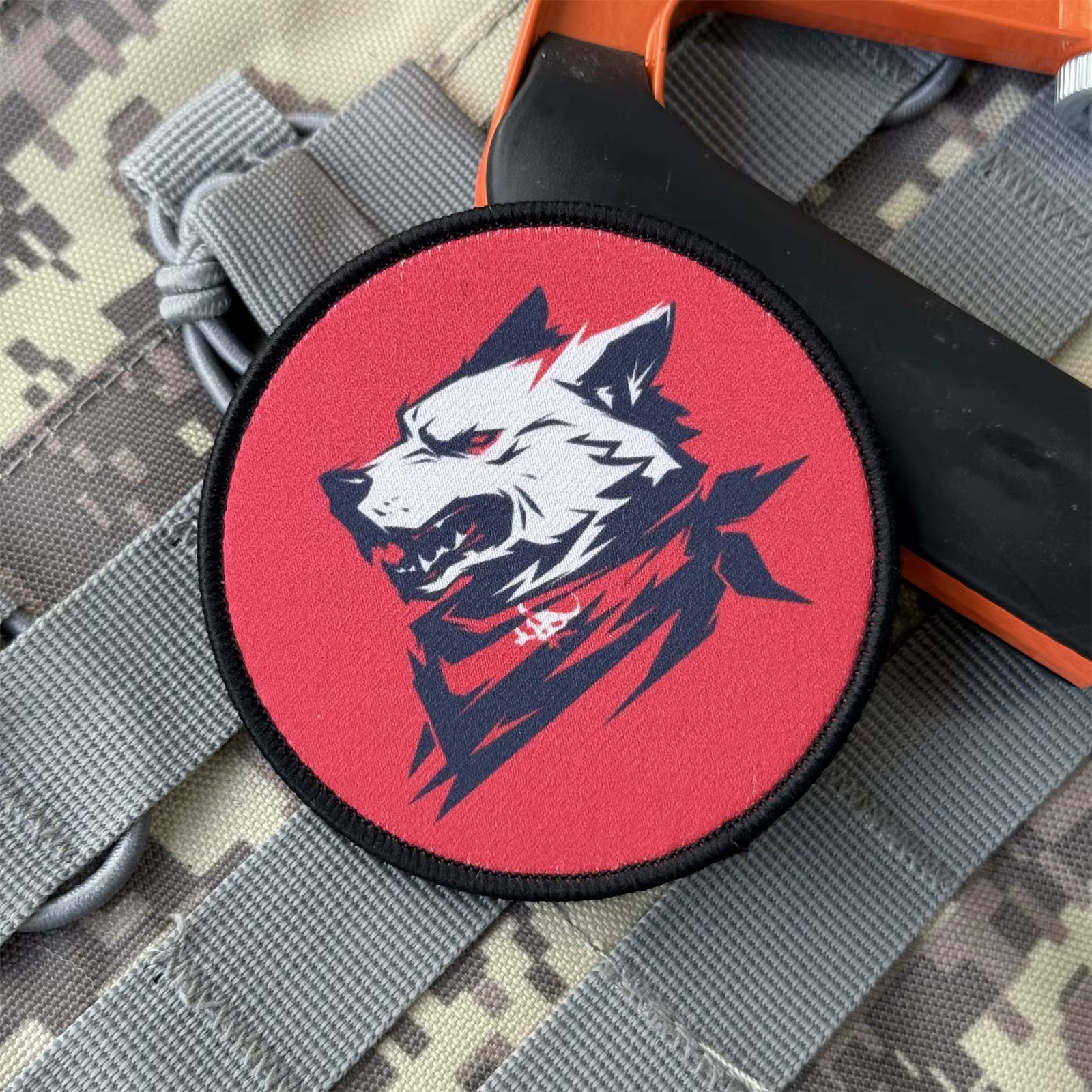 Parche táctico lobo ojos rojos – Velcro para mochila o chaqueta - imagen 3