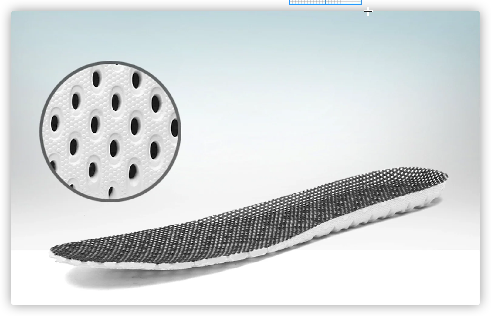 Una pantalla de computadora con una imagen en blanco y negro de un zapato