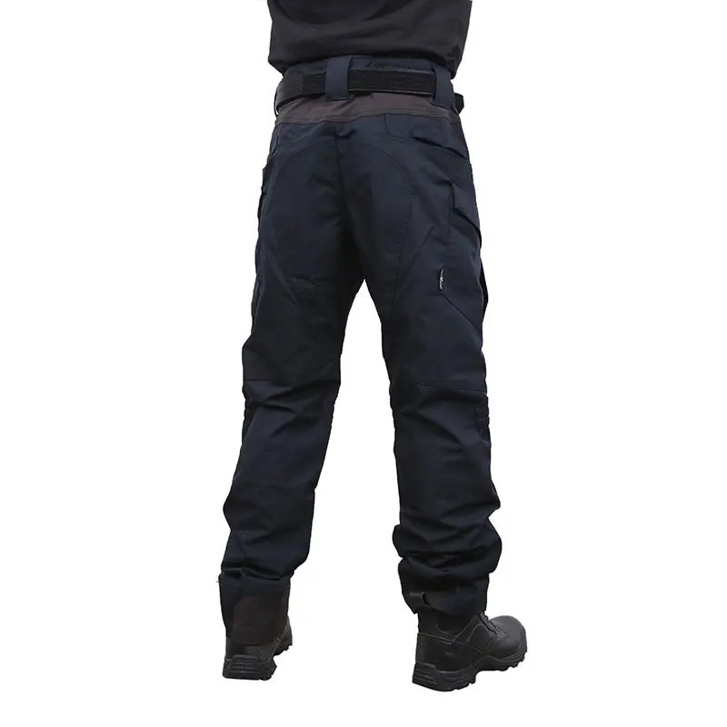 Un hombre con pantalones negros y una camisa