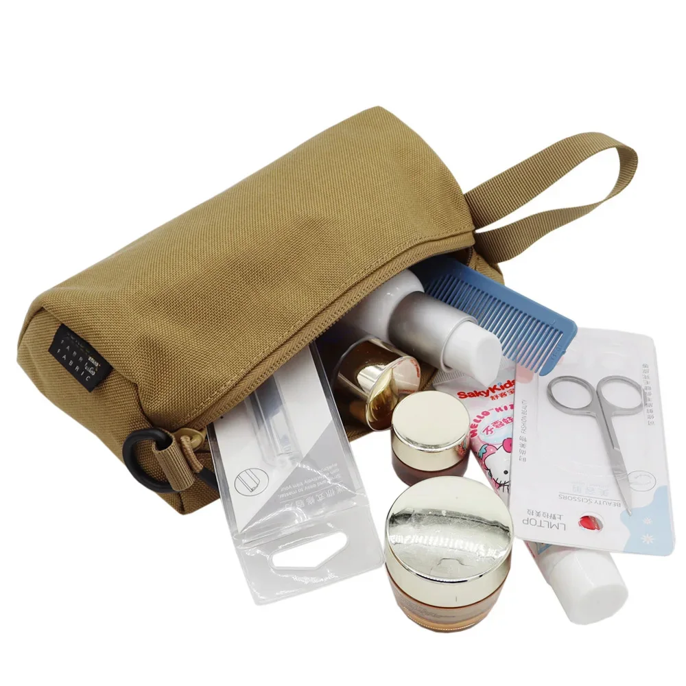 Una bolsa llena de productos de belleza