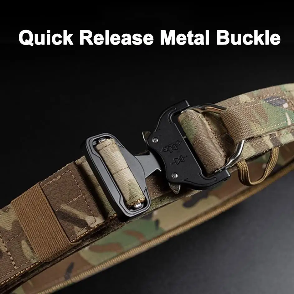 Un cinturón de camuflaje con una hebilla de metal de liberación rápida