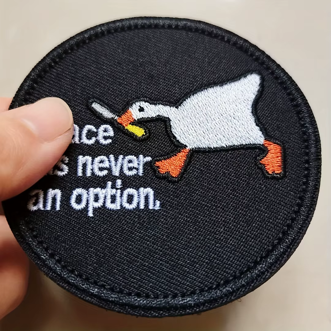 Parche velcro táctico ganso blanco con cuchillo – Bordado para mochila - imagen 3