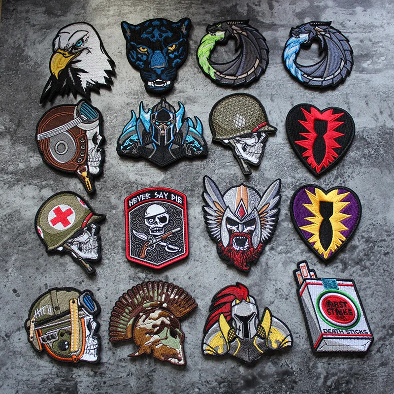 Parche táctico bordado Never Give Up con gancho para mochila - imagen 2