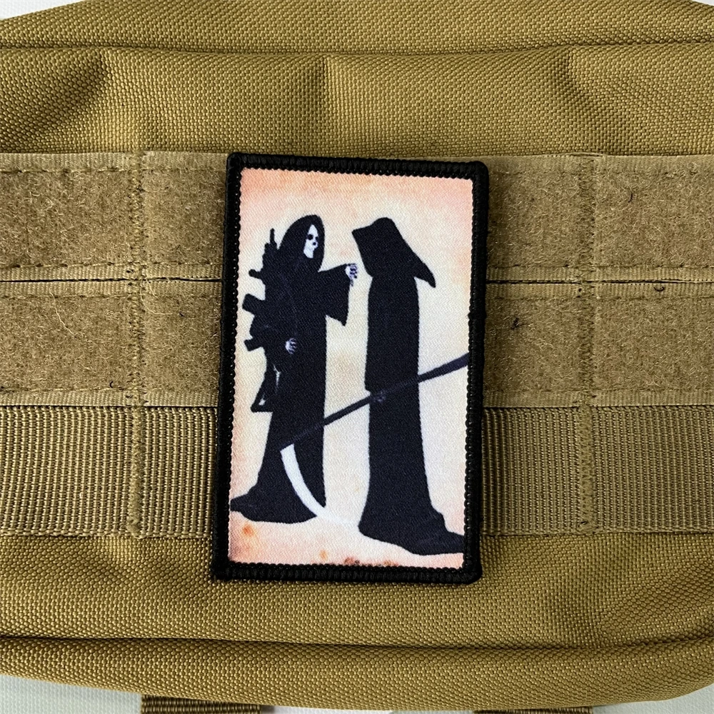 Parches de insignia de moral táctica, pegatinas de gancho y bucle, Grim Reaper con un AR15 que da los pulgares hacia abajo al antiguo estilo - imagen 2
