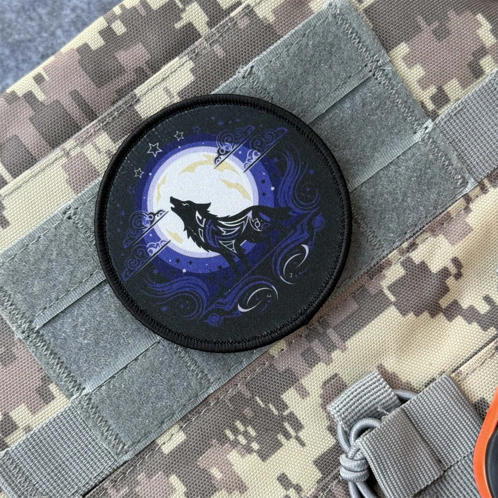 Insignia de moral divertida del lobo bajo la luna, parche impreso, brazalete militar táctico, gancho y bucle, accesorios para mochila, pegatinas