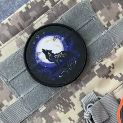 Insignia de moral divertida del lobo bajo la luna, parche impreso, brazalete militar táctico, gancho y bucle, accesorios para mochila, pegatinas