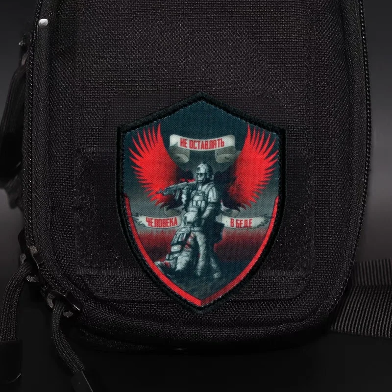 Parche militar táctico de ala de Arcángel, "no deja una persona en problemas", soldados con pistolas, pegatina para mochila con gancho y bucle impreso - imagen 4