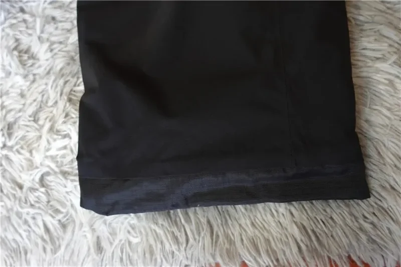 Una tela negra se pone sobre un pelaje blanco.