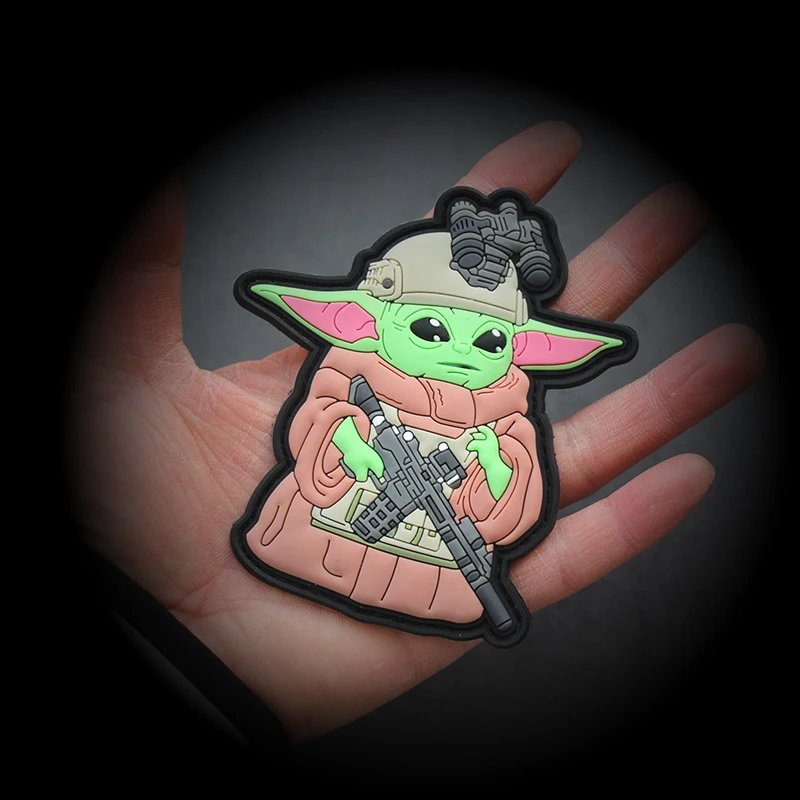 Parche de PVC 3D Baby Yoda para casco de visión nocturna, insignia táctica militar, ropa de piel verde y rosa para bolso, chaleco, decoración artesanal - imagen 2