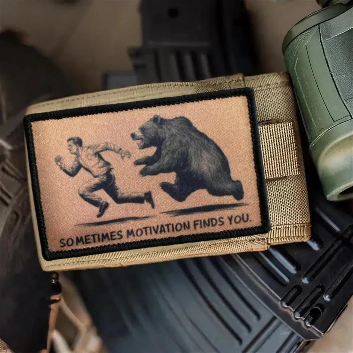 Parche táctico moral a veces la motivación te encuentra parches impresos de gancho y bucle Airsoft brazalete militar personalizado mochila Sticke