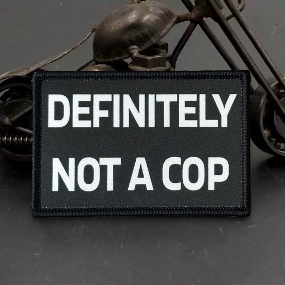 Parches tácticos definitivamente no un policía, parche divertido de gancho y bucle, insignia militar, brazalete, pegatinas para mochila - imagen 4