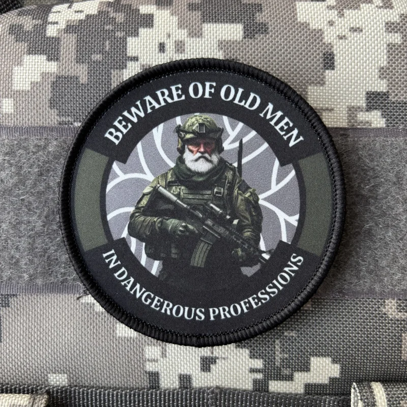 Cuidado con el parche táctico para hombres mayores, parches con estampado del ejército, gancho y bucle, insignia de moral de soldado Ranger, pegatina para mochila militar - imagen 4