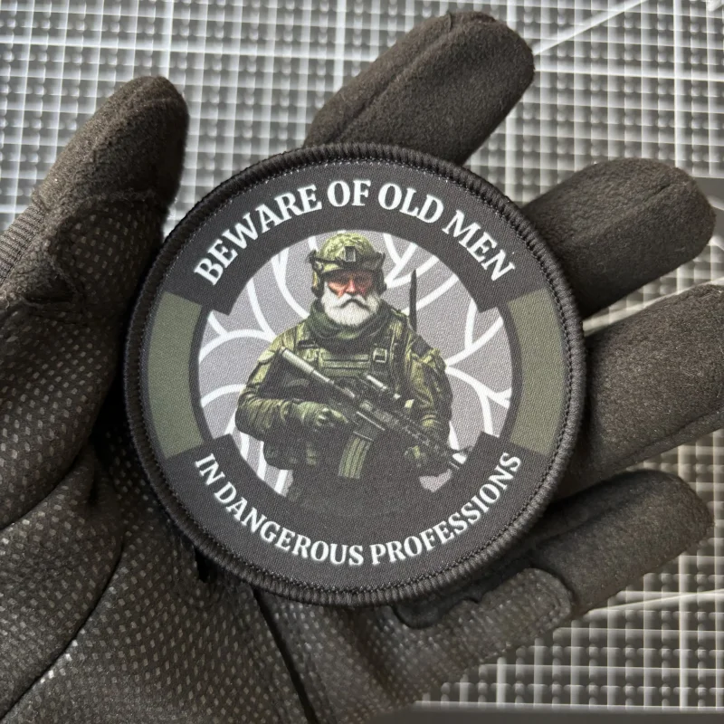 Cuidado con el parche táctico para hombres mayores, parches con estampado del ejército, gancho y bucle, insignia de moral de soldado Ranger, pegatina para mochila militar - imagen 3