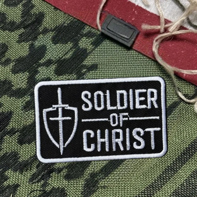 Parche bordado con escudo cruzado de soldado de Cristo, insignia de moral con gancho y bucle táctico, pegatinas para mochila, parches para brazalete para ropa - imagen 2