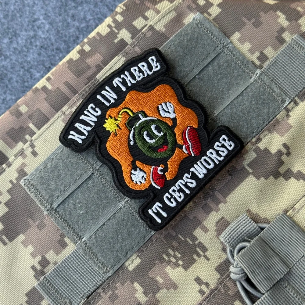 Parche Bordado con la Frase 'Hang in There It Gets Worse', Insignia Táctica de Morale, Adhesivo para Mochila Militar, con Gancho y Bucle