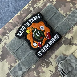 Parche Bordado con la Frase 'Hang in There It Gets Worse', Insignia Táctica de Morale, Adhesivo para Mochila Militar, con Gancho y Bucle