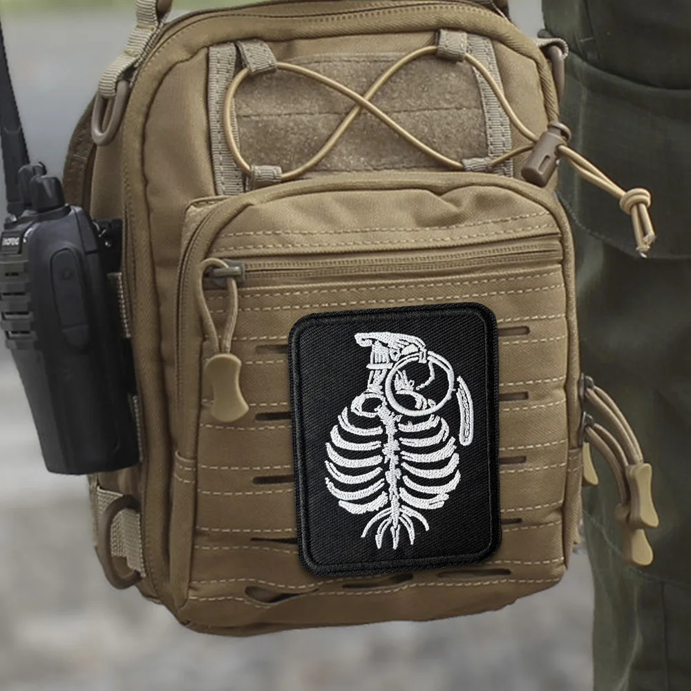 Parche bordado calavera granada mano con velcro para equipo táctico - imagen 3