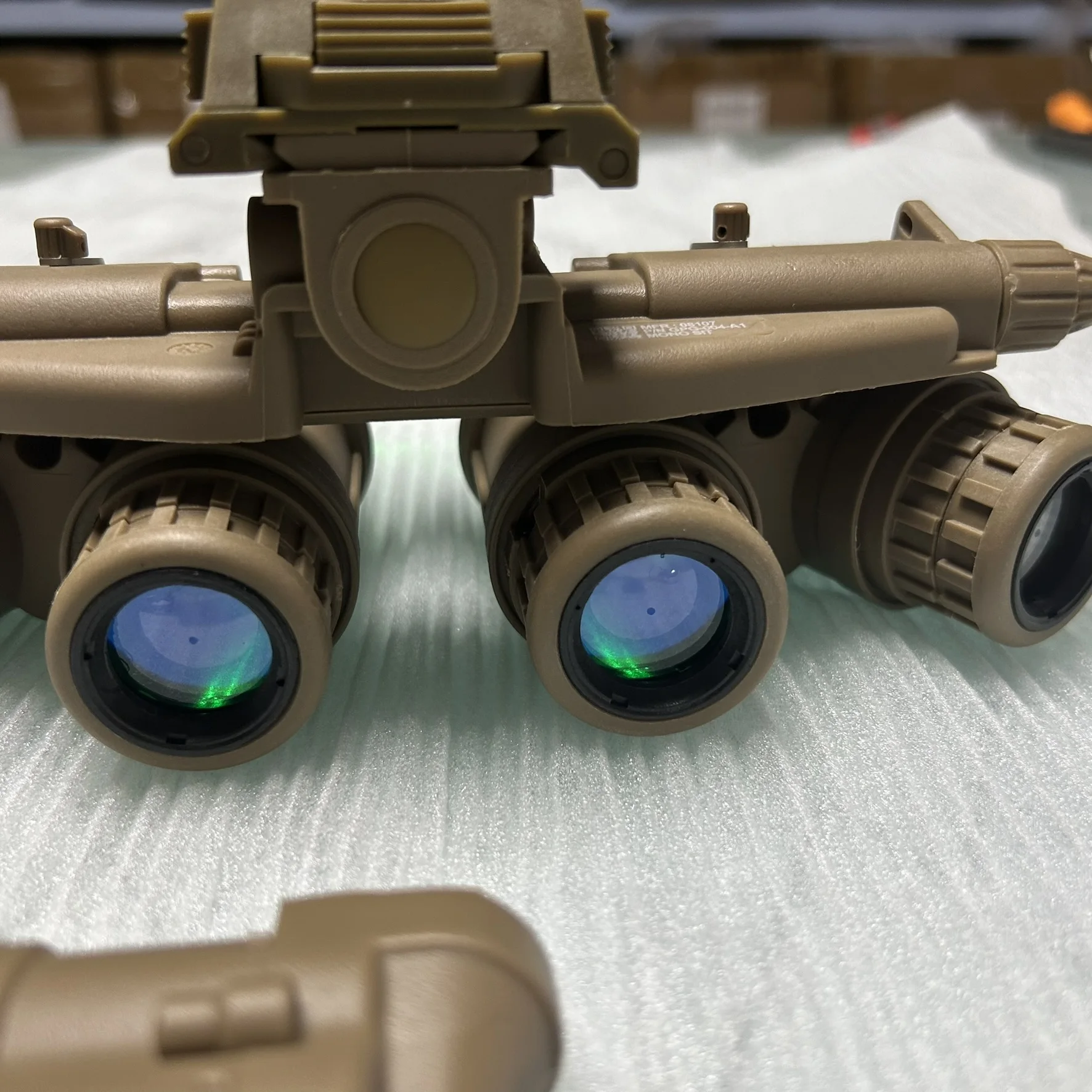 Modelo NVG cuádruple GPNVG18 con adaptador abatible montado en casco L4G24, versión de luz verde no funcional para entrenamiento - imagen 2