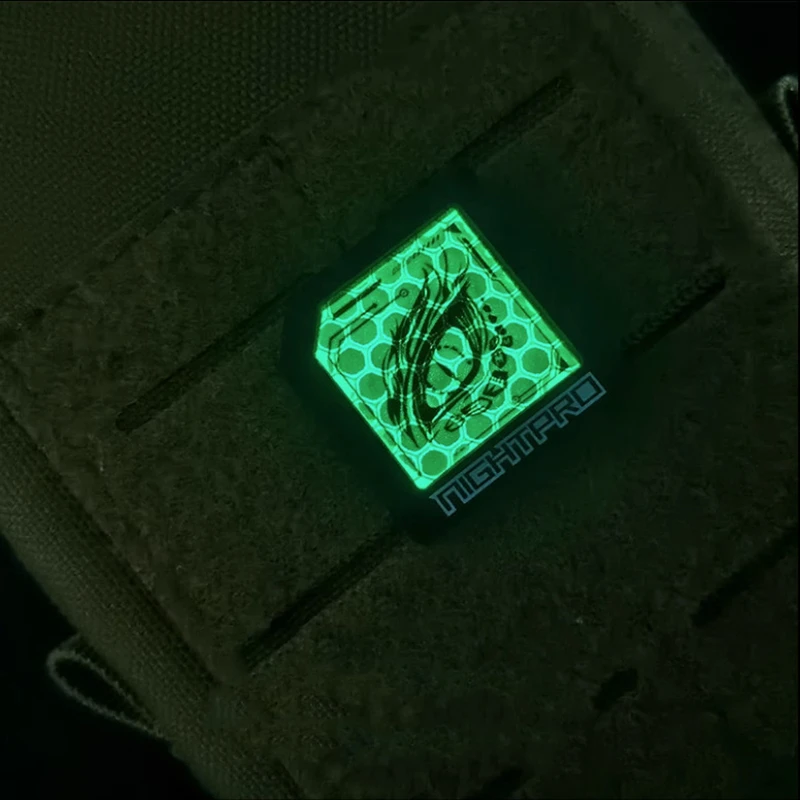 NIGHTPRO-Luminous Dragon's Eye Carbon Brazing Parches reflectantes Mochila Brazalete Táctico Insignias al aire libre con gancho - imagen 3