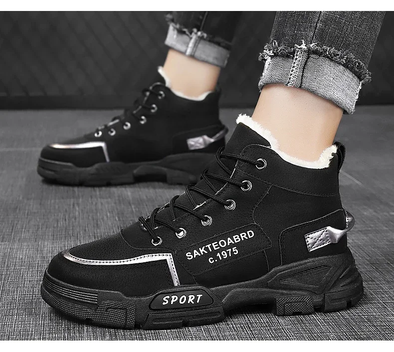 Un par de zapatos negros con plantas blancas