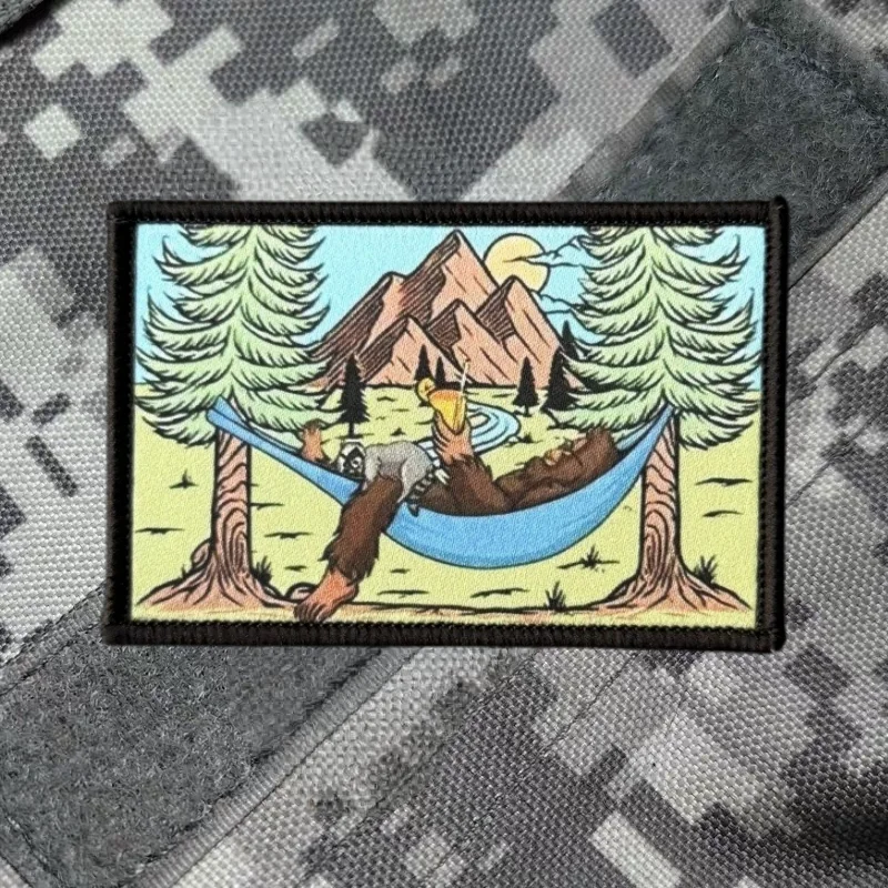 Parche táctico con gancho-bucle Bigfoot y mapache abrazados para ropa - imagen 5