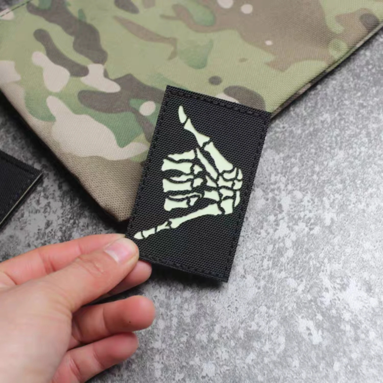 Skull Finger 666 Leather Armband Cowhide Outdoor backpack patch - imagen 4