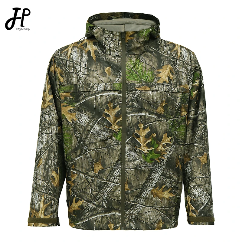 Una chaqueta de camuflaje con capucha