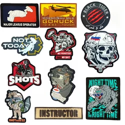 Brazalete táctico de lobo nocturno para disparar parches militares de PVC gancho y bucle visión nocturna casco de calavera insignia de mochila de moralidad