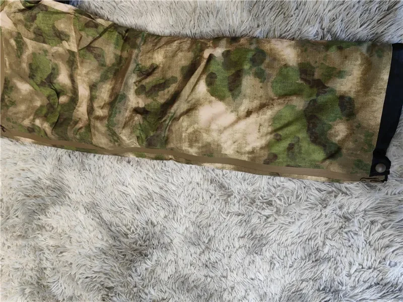 Una manta de camuflaje se coloca sobre un pelaje blanco