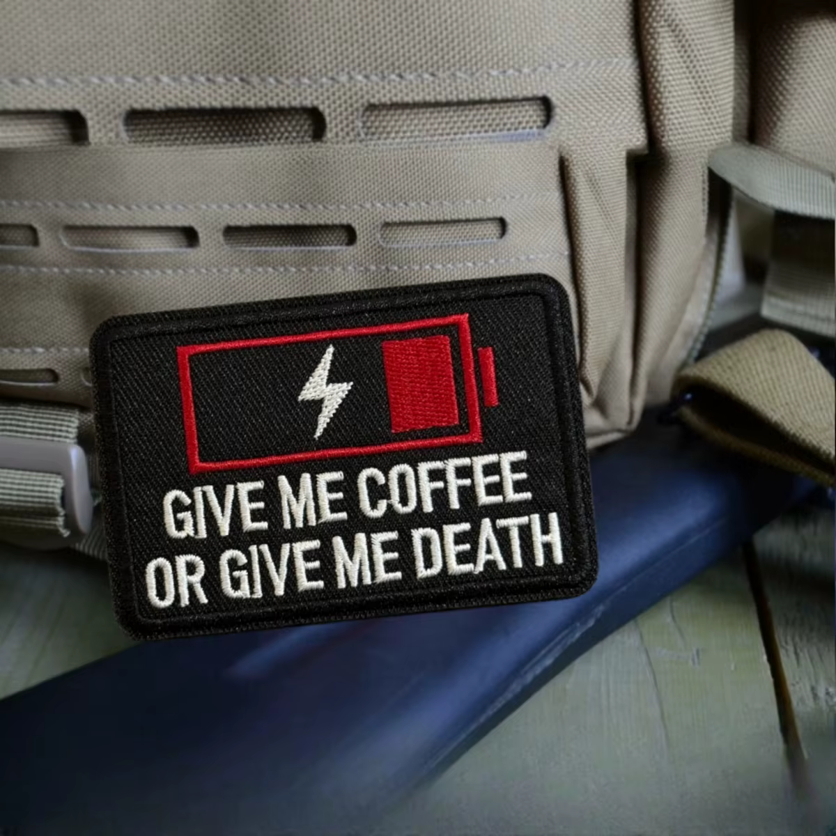 Parche táctico bordado frase Dame café o dame la muerte para mochila