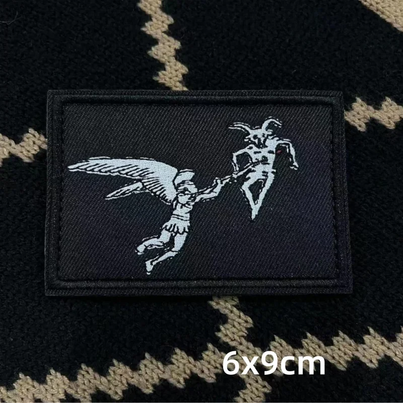 Un parche blanco y negro con una foto de un hombre y una mujer