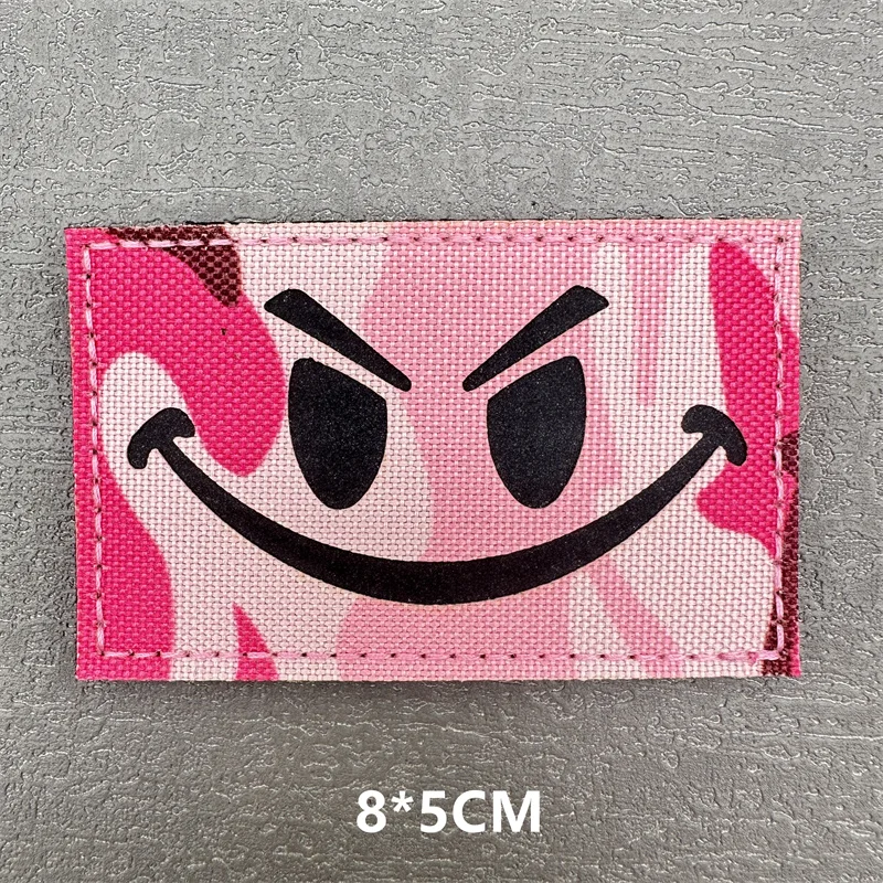 1 Uds. Insignias tácticas de cara de monstruo de dientes largos rosas/cara sonriente parches para exteriores parches reflectantes de gancho y bucle infrarrojos IR - imagen 5