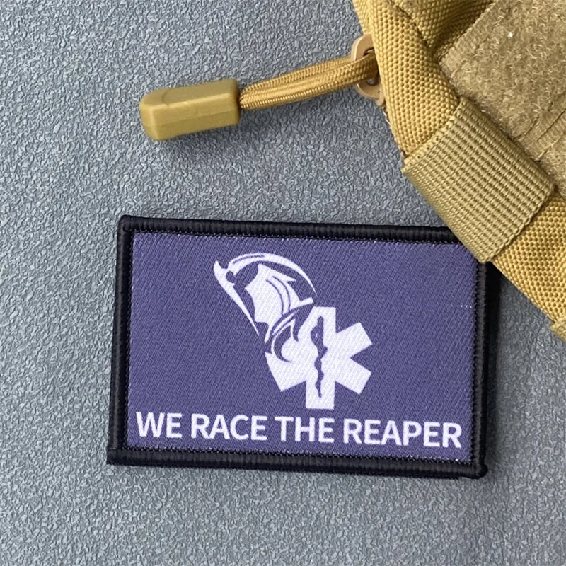 We Race The Reaper Medical parche táctico estampado gancho y bucle brazalete insignia de moral militar mochila ropa pegatina brazalete