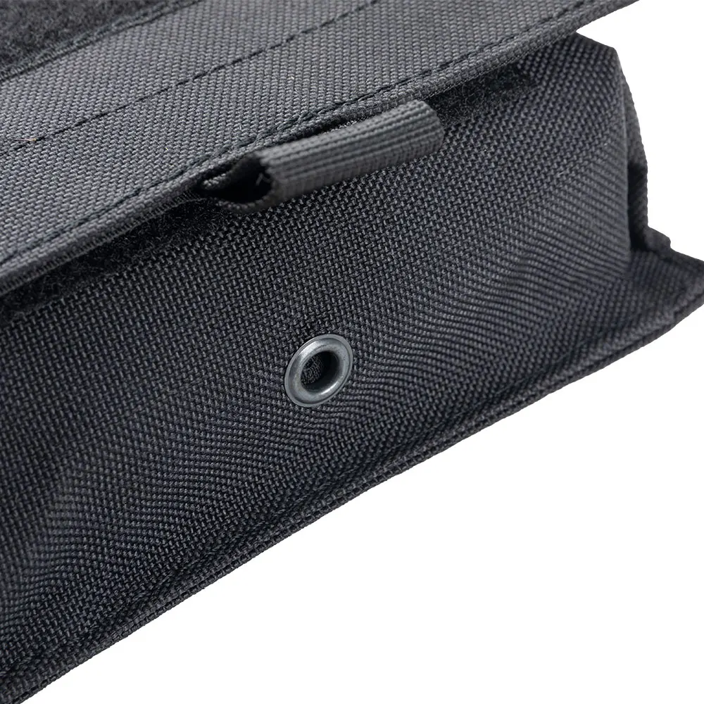 Detalle del sistema Molle con accesorios