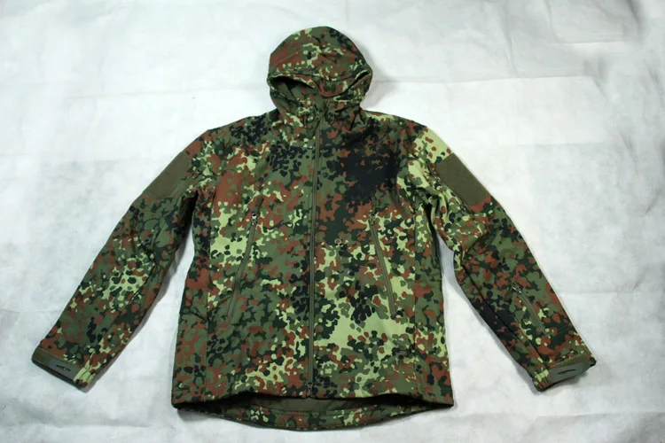 Una chaqueta de camuflaje con capucha y cremallera