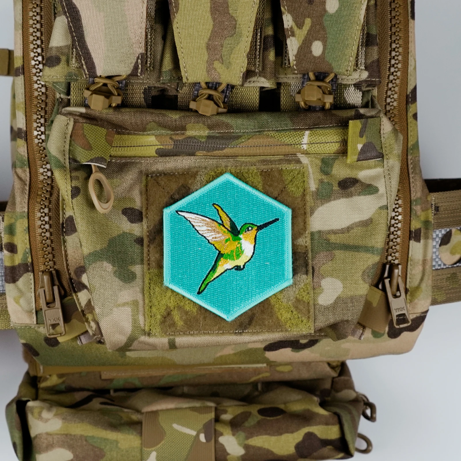Parches bordados de colibrí, pegatinas hexagonales de pájaros, color azul cielo, insignias tácticas para ropa, mochila, chaleco, brazalete con apliques - imagen 2