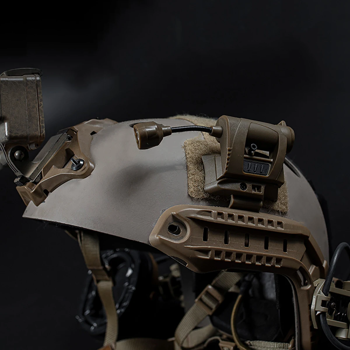 Luz táctica para casco Airsoft, carga de cuatro colores, luz de señal militar - imagen 3