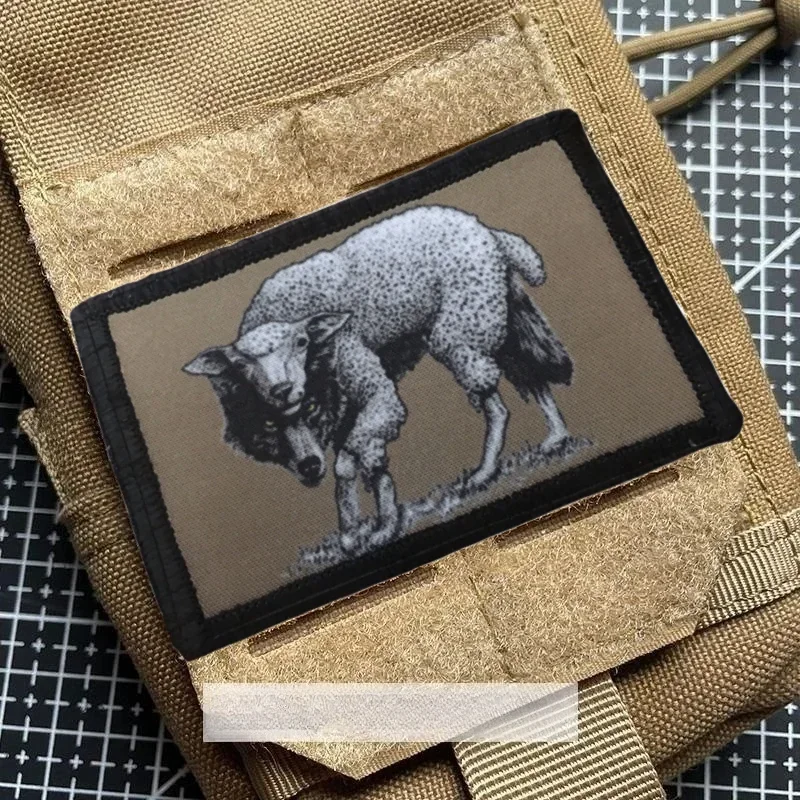 Parche táctico de lobo en ropa de oveja, bordado divertido, pegatinas de mochila de gancho y bucle, bandera militar, insignia de moral de EE. UU., brazalete de combate