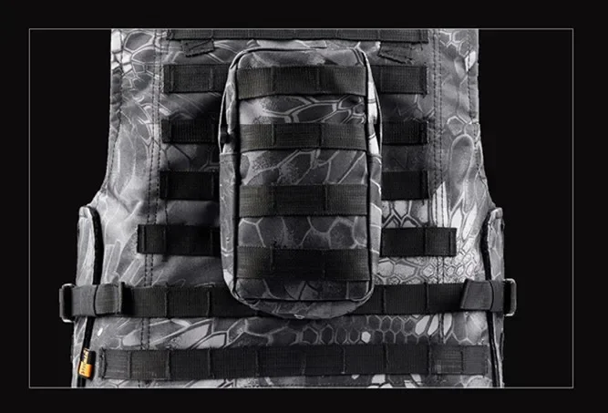 Una mochila con un patrón de camuflaje