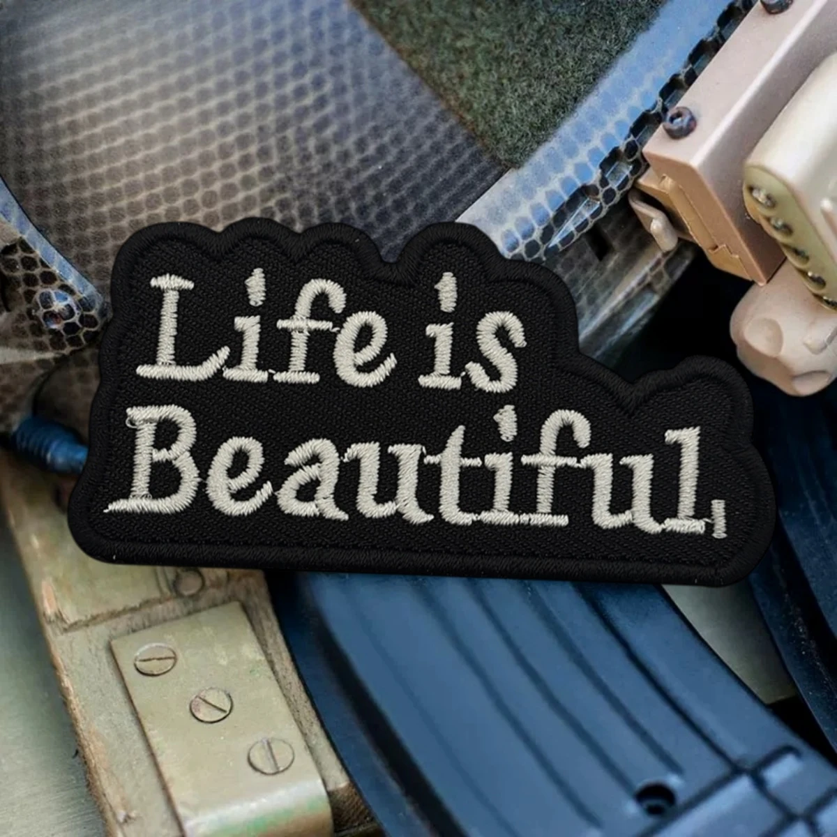Insignia de moral bordada Life Is Beautiful, parche militar táctico con gancho y bucle, accesorios para mochila al aire libre, pegatinas personalizadas - imagen 3