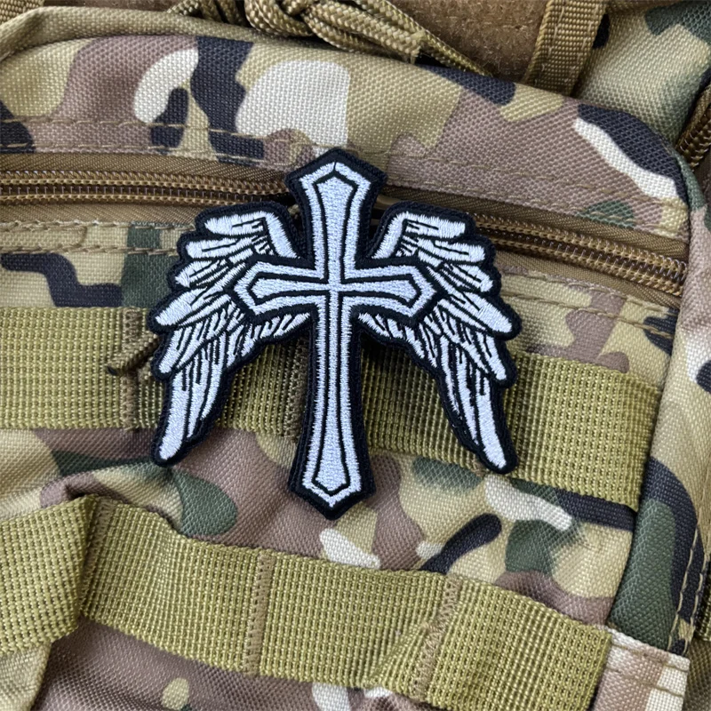"Een kruis met vleugels" borduurpatch Tactische moreelbadge Haakluspatches Kleding Rugzak Stickers Armband - imagen 4