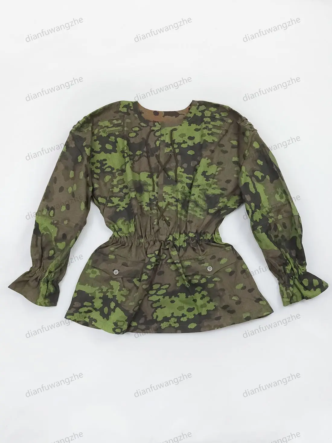 Vista del camuflaje y la caída de la bata