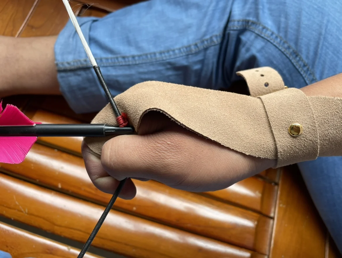 Pestaña de dedo de piel de vaca de grano dividido de gamuza, protección tradicional para los dedos del arco para dibujar la cuerda, equipo protector de tiro con arco - imagen 2