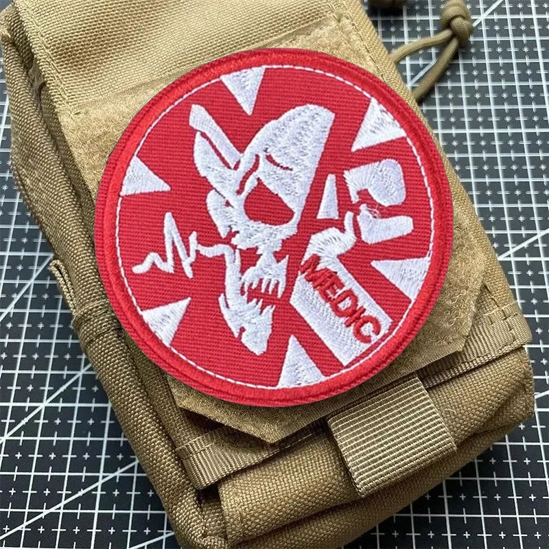 Parche táctico médico de calavera, brazalete con gancho y bucle bordado, insignia de moral militar, pegatinas para mochila Chevron