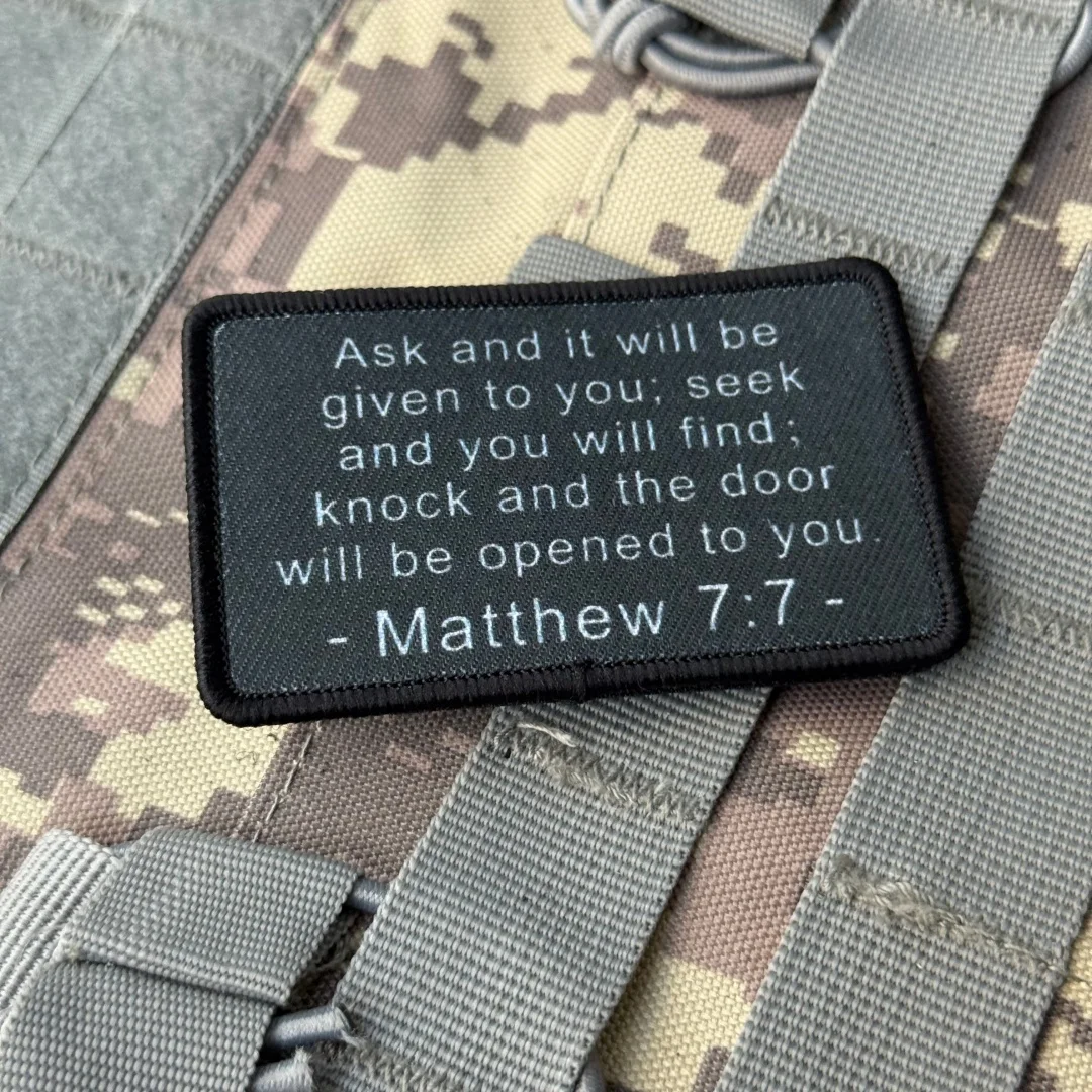 Matthew 7:7, insignia de moral del versículo bíblico, parches impresos para ropa, brazalete militar táctico, mochila con gancho y bucle, pegatinas personalizadas